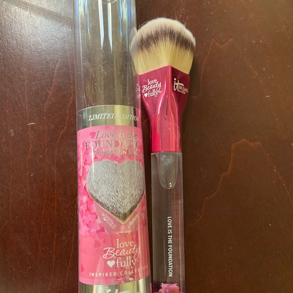 It cosmetics Brush